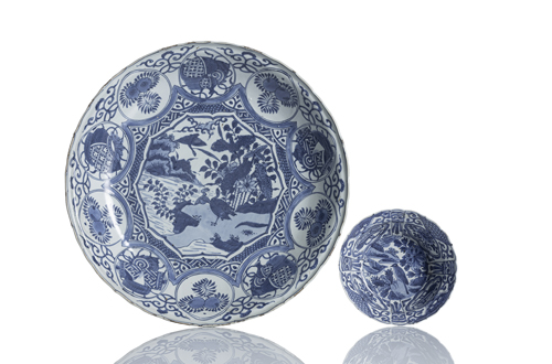 <b>A fine kraak plate with underglaze blue decoration of ducks and emblems, accompanied by a small deep kraak bowl</b>