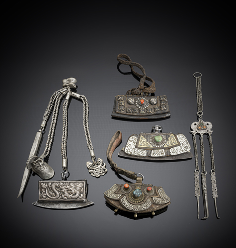 <b>Group of 4 flint pouches, one with medical cutlery, plus a trailer with hygiene utensils for daily use</b>