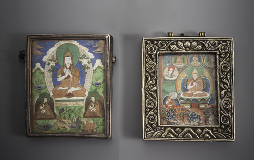 <b>Two gau with two fine tsaglis of Tsongkhapa and Mahakala, one with a silver frame and six tsha tsha, partly in gau</b>