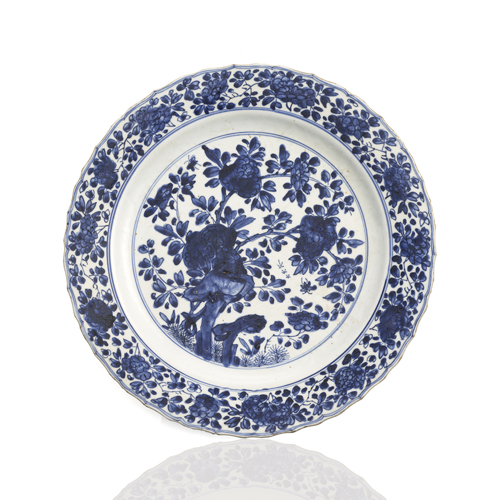 <b>AN UNDERGLAZE BLUE ROUND PORCELAIN PLATE WITH PEONY DECORATION AND INSECTS</b>