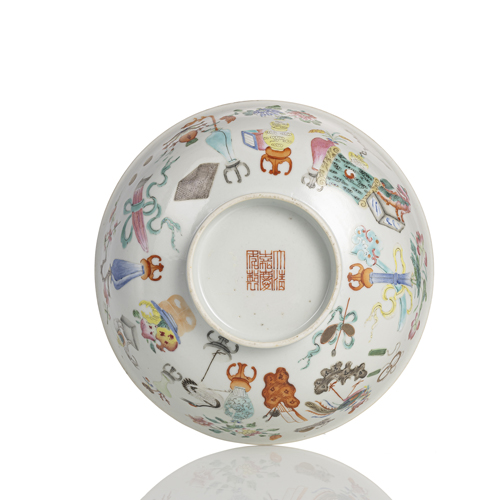 <b>A 'FAMILLE ROSE' ANTIQUITIES PORCELAIN BOWL</b> <b>A 'FAMILLE ROSE' ANTIQUITIES PORCELAIN BOWL</b>