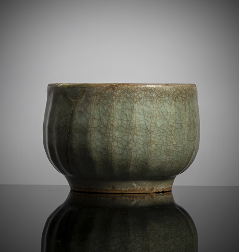 <b>A FINE LONGQUAN BOWL WITH LEAF-SHAPED RIBBED WALL AND FINE CRAQUELÉ GLAZE</b>