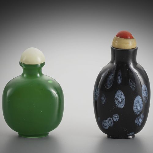 <b>A snuffbottle made of green glass and snuffbottle made of glass imitating fossil stone</b> <b>A snuffbottle made of green glass and snuffbottle made of glass imitating fossil stone</b>