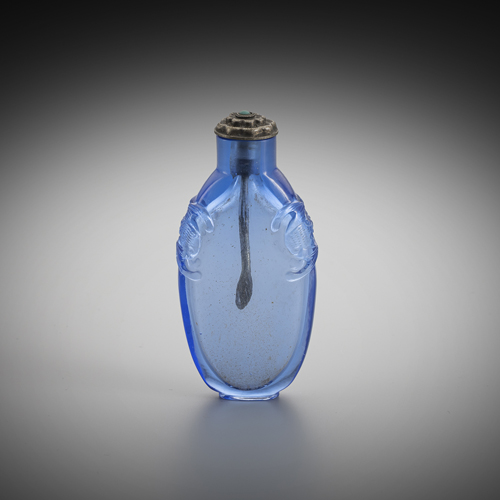 <b>An elegant snuff bottle made of transparent blue glass with two bats on each side</b> <b>An elegant snuff bottle made of transparent blue glass with two bats on each side</b>