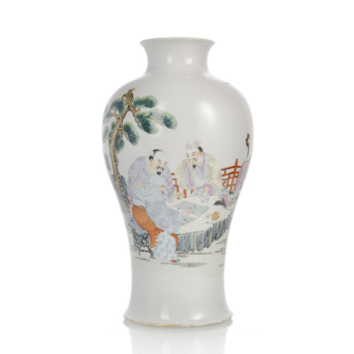 <b>A 'FAMILLE ROSE' PORCELAIN VASE SHOWING SCHOLARS PLAYING 'XIANGQI'</b> <b>A 'FAMILLE ROSE' PORCELAIN VASE SHOWING SCHOLARS PLAYING 'XIANGQI'</b>
