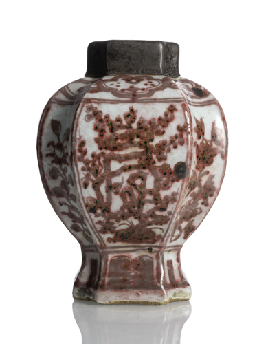 <b>AN OCTAGONAL PORCELAIN VASE</b>