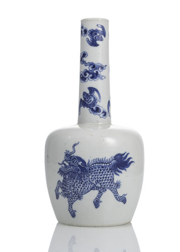<b>A RARE VASE WITH DECORATION OF A KIRIN UNDER CLOUDS IN UNDERGLAZE-BLUE FOR THE VIETNAMESE MARKET</b>