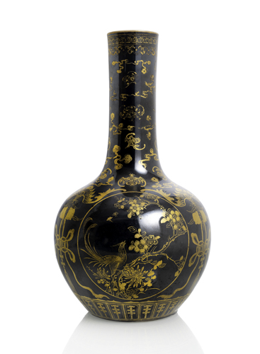 <b>So-called 'Mirror Black' porcelain bottle vase with gold painting</b> <b>So-called 'Mirror Black' porcelain bottle vase with gold painting</b>