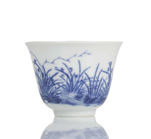 <b>A FINE BLUE AND WHITE PORCELIAN 'MONTH' CUP</b>
