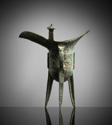 <b>A BRONZE RITUAL TRIPOD WINE VESSEL, JUE</b>