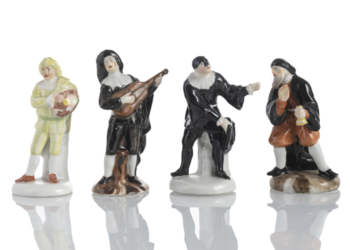 <b>Vier Figuren aus einer Folge von Miniaturfiguren der Commedia dell’Arte</b>