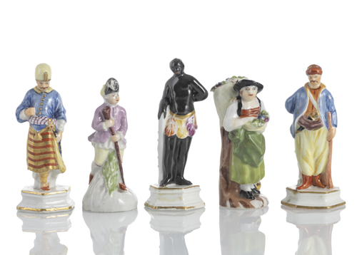 <b>Drei Schachfiguren und zwei Miniaturfiguren</b>