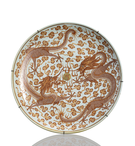 <b>A LARGE IRON-RED TWIN DRAGON PORCELAIN CHARGER</b>
