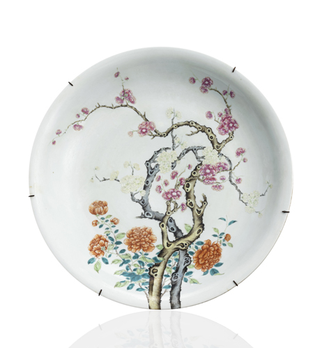 <b>A LARGE 'FAMILLE ROSE' FLORAL PORCELAIN CHARGER</b>