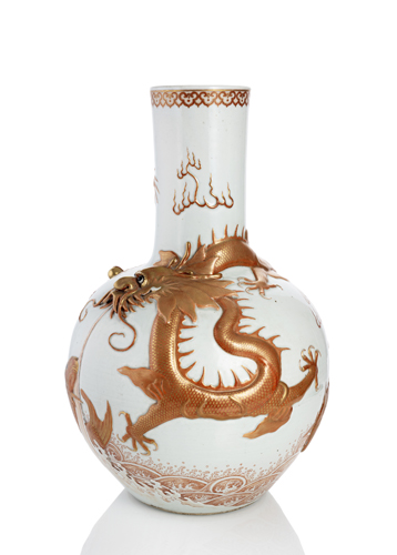 <b>A large and fine porcelain dragon vase decorated in relief 'tianqiuping'</b>