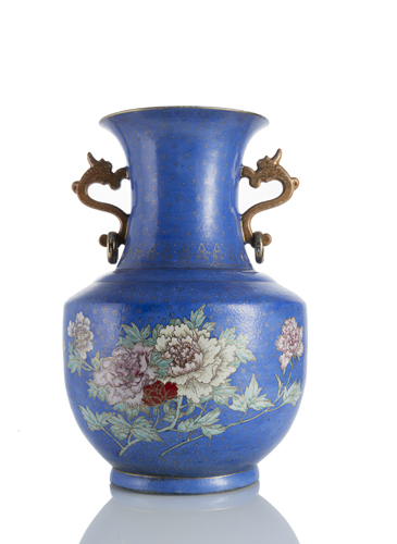 <b>A LARGE TWIN-HANDLED PORCELAIN VASE</b>