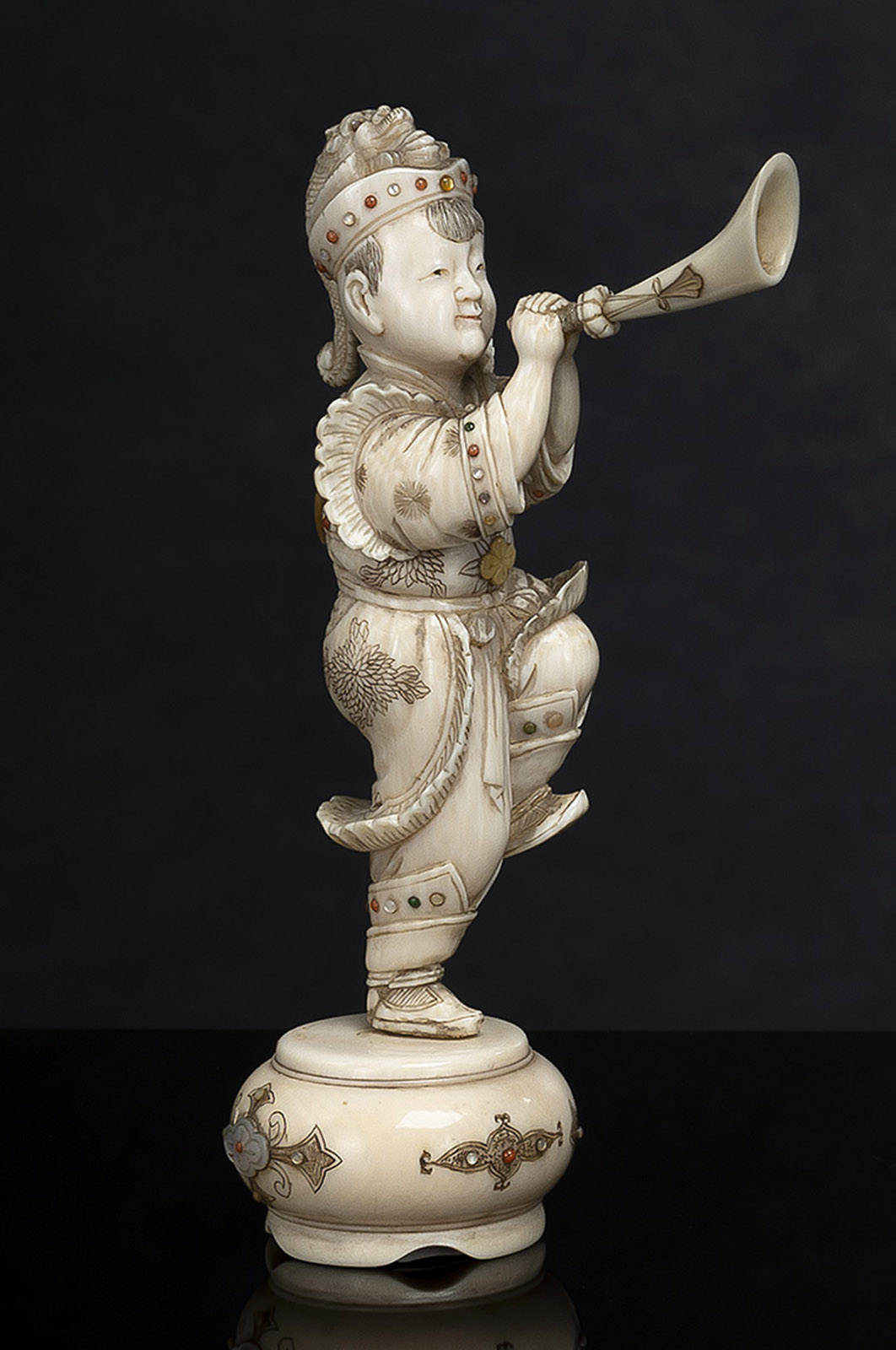 <b>A SHIBAYAMA STYLE IVORY OKIMONO OF A MUSICIAN,</b>