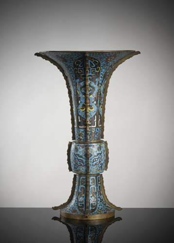 <b>A large cloisonné vessel of the 'gu' type</b>