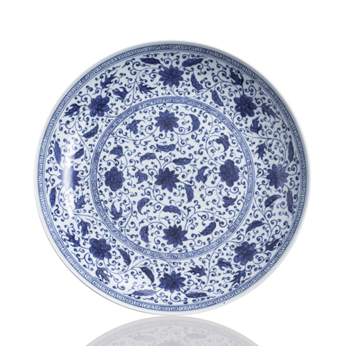 <b>An underglaze blue decorated plate with floral decoration</b>