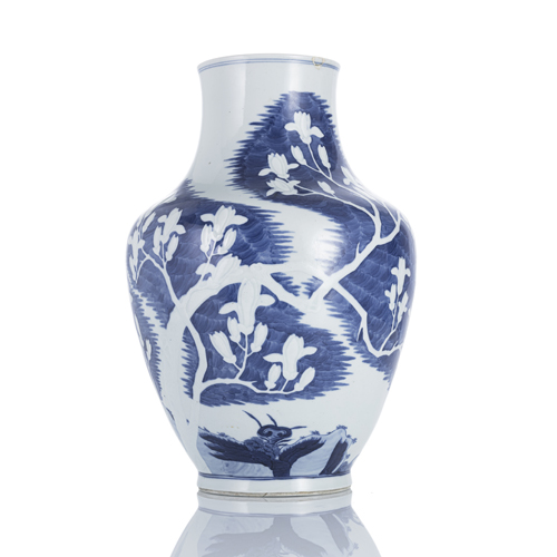 <b>A blue and white decorated vase with magnolia blossoms, partly in flat relief, wooden stand</b>