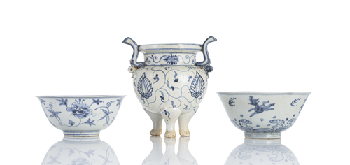 <b>A blue and white Incense burner and two bowls decorated in some with lotus blossoms and flying horses respectively</b>