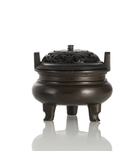 <b>A bronze incense burner with silver inlays and carved wooden cover</b>