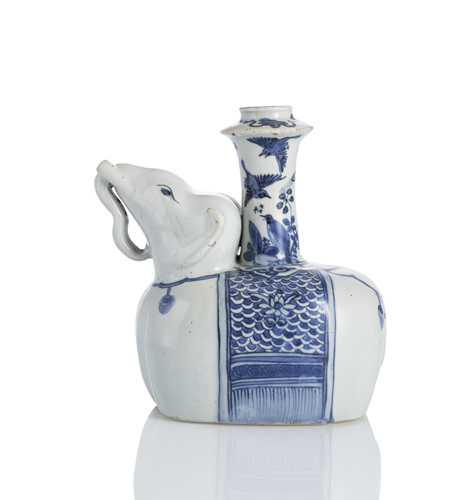 <b>A good porcelain elephant-shaped kendi decorated in underglaze blue</b>