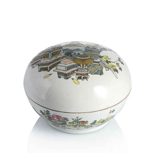 <b>A polychrome 'Antiques and Flowers' porcelain box and cover with a poem signed by (Xu) Pinheng</b>