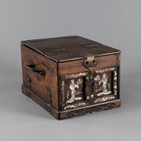<b>A WOOD JEWELERY BOX WITH FIGURAL DECORATION INLAID WITH MOTHER OF PEARL</b>