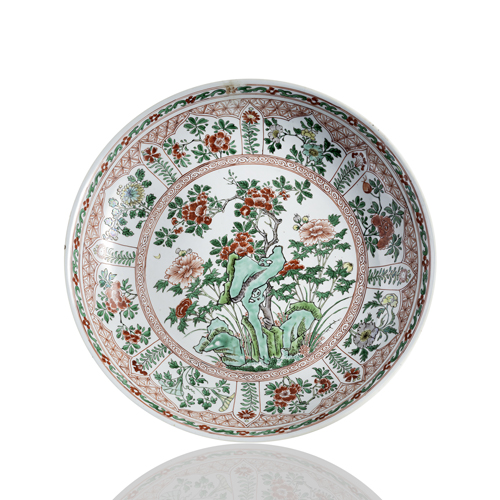 <b>A large porcelain platewith Wucai decoration of peonies and other flowers next to rocks</b>