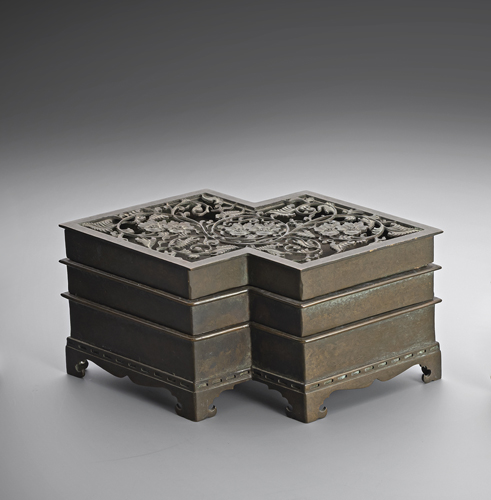 <b>A five-piece bronze incense set with openwork cover</b>
