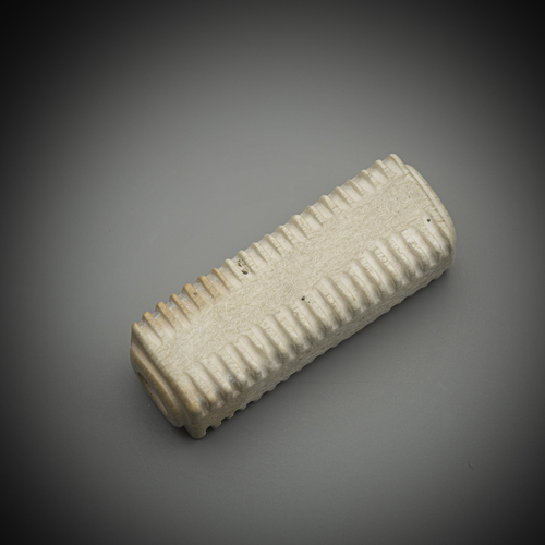 <b>A FINE MINIATURE JADE 'CONG'</b>