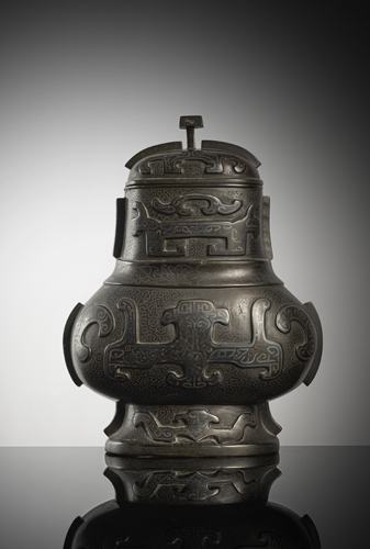<b>A fine bronze vessel of the 'yu' type with silver inlays</b>