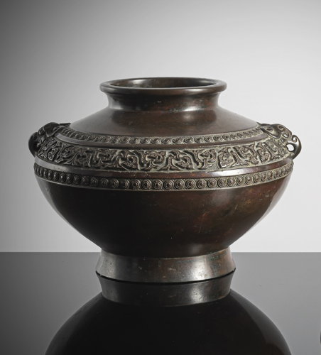 <b>A bronze vase decorated in archaic style</b>