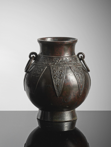<b>A 'Hu'-shaped bronze vase in archaic style with red-brown patina</b>