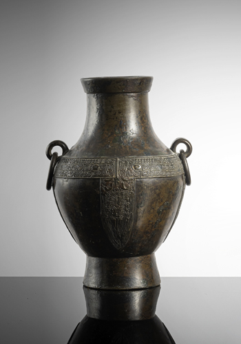 <b>A bronze vase of 'hu' type in archaic style</b>