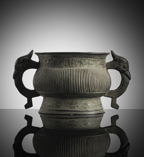 <b>A bronze Gui in archaic style with stylised dragon and bird's head handles</b>