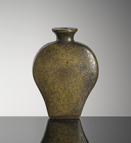 <b>A rare engraved bronze snuff bottle with Daoist emblems and lotus decoration</b>