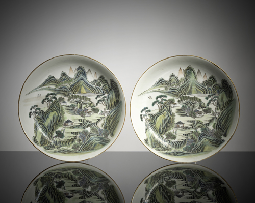 <b>A pair of saucers with landscape decoration</b>