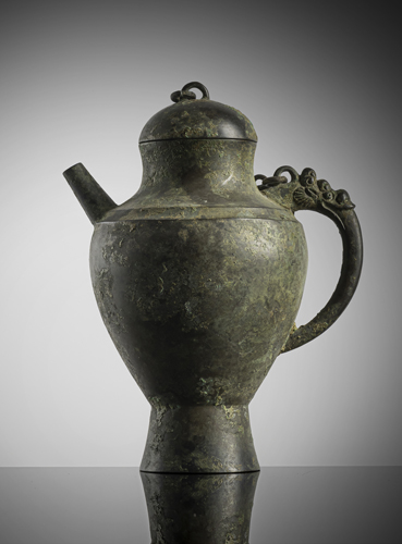 <b>An unusual bronze jug 'he'</b>