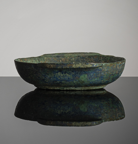 <b>An ear-shaped bowl 'yü shang' in malachite- and blue patinated  bronze</b>