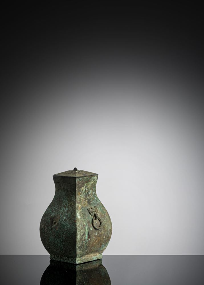 <b>A vessel of fang hu type made of bronze with a thin rust-coloured and malachite patina</b>