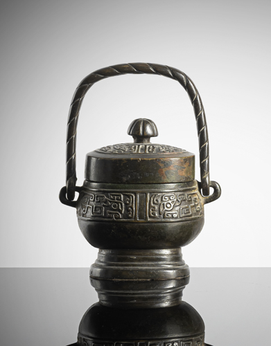 <b>A bronze vessel of 'you' type with handle and cover made of patinated bronze</b>