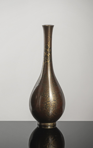 <b>A drop-shaped bronze vase with etched decoration, partly shimmering gold</b>