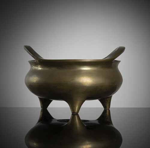 <b>A large tripod bronze incense burner</b>