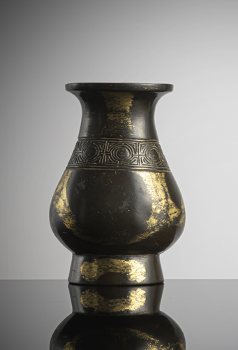 <b>A part-gilt bronze vessel of 'zhi' type</b>