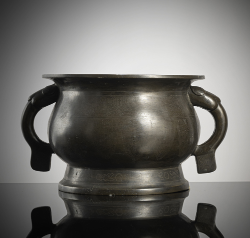 <b>A heavy cast bronze incense burner type 'gui' with silver inlays</b>