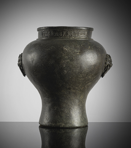<b>A Chenghua period bronze vessel of the 'hu' type</b>