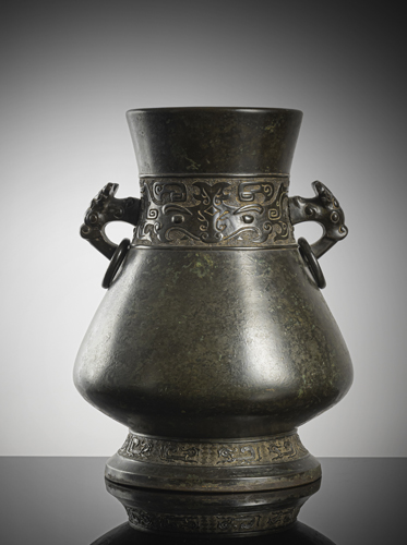 <b>A large bronze vase 'hu' type in archaic style</b>