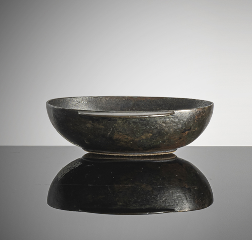 <b>An ear-shaped bowl in dark brown patinated bronze 'yü shang'</b>